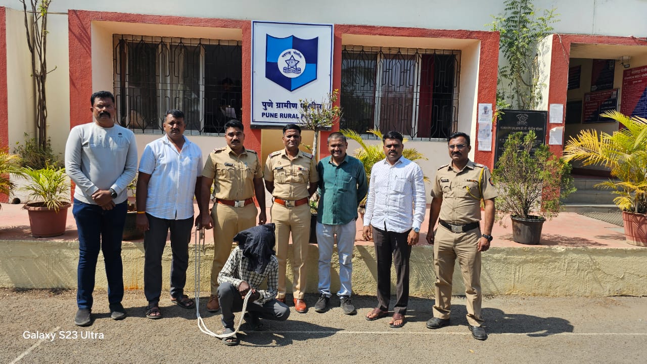 Wife's Murderer Arrested : बायकोचा खुन करुन पोलिसांना गुंगारा देत होता.पुढे काय घडले ते वाचा या बातमीमधे ! तर रांजणगाव एम आय डी सी पोलीसांनी सापळा लावून आरोपीला ठोकल्या बेड्या ठोकल्या आहेत. आरोपी माऊली गांगुर्डे याने दिनांक 11 फेब्रुवारी 2025 ला पत्नी मिनाबाई गांगुर्डे हिचा नातलगाच्या लग्नास जाण्यास नकार देते.याचा राग मनात धरुन तिचा रस्सीने गळा आवळुन गणेगाव खालसा येथे खुन केला होता.रांजणगाव एम आय डी सी पोलीसांना तो सतत गुंगारा देत होता. अखेर त्याच्या मुळ गावी त्याला पलिसांनी सापळा लावून बेड्या ठोकल्या आहेत.