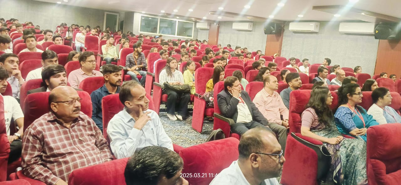 एक देश एक चुनाव के संदर्भ मे एमएलसी श्रीचंद शर्मा ने युवा संसद का शुभारंभ किया. विकसित भारत में युवाओं की भूमिकाको महत्वपूर्ण बताया गया हैं !
