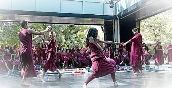 Osho Thoughts: ओशो रजनीश हे आधुनिक युगातील एक महान आध्यात्मिक विचारवंत होते. त्यांनी पारंपरिक धार्मिकता आणि समाजव्यवस्थेला नवा दृष्टिकोन दिला. ध्यान, प्रेम, आनंद, उत्सव आणि आत्ममुक्ती यांना त्यांनी जीवनाचा आधारस्तंभ मानले. या लेखात ओशोंच्या विचारधारेचे विविध पैलू, त्यांचे जीवनकार्य आणि त्यांच्या तत्त्वज्ञानाचा आधुनिक जगावर होणारा प्रभाव यांचा सविस्तर आढावा घेतला आहे.