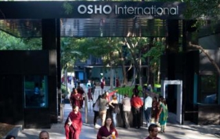 Osho Thoughts: ओशो रजनीश हे आधुनिक युगातील एक महान आध्यात्मिक विचारवंत होते. त्यांनी पारंपरिक धार्मिकता आणि समाजव्यवस्थेला नवा दृष्टिकोन दिला. ध्यान, प्रेम, आनंद, उत्सव आणि आत्ममुक्ती यांना त्यांनी जीवनाचा आधारस्तंभ मानले. या लेखात ओशोंच्या विचारधारेचे विविध पैलू, त्यांचे जीवनकार्य आणि त्यांच्या तत्त्वज्ञानाचा आधुनिक जगावर होणारा प्रभाव यांचा सविस्तर आढावा घेतला आहे.