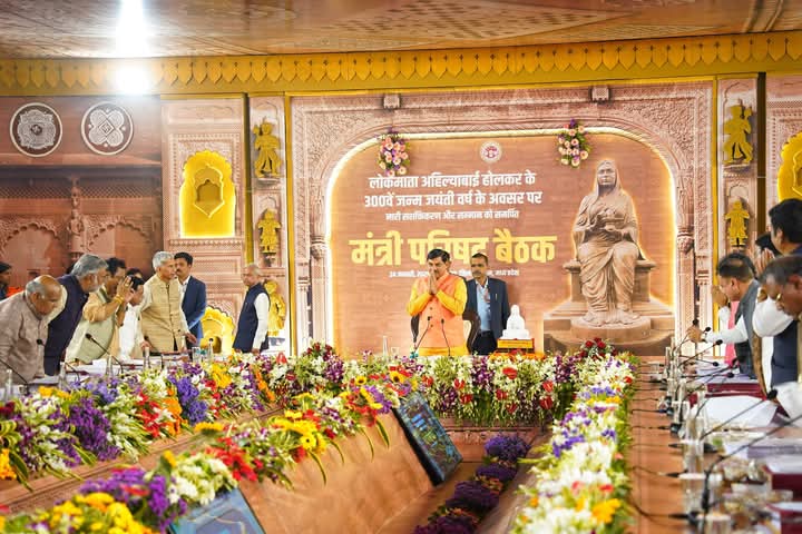 150 Kotincha Hawa mahal :चोंडी येथे होणाऱ्या महाराष्ट्र मंत्रिमंडळ बैठकीसाठी सरकारने १५० कोटी खर्चून तात्पुरता हवामहाल उभारण्याचा निर्णय घेतला आहे. आम आदमी पार्टीने या निर्णयावर जोरदार टीका केली असून राज्याच्या आर्थिक स्थितीचा विचार करून खर्च टाळण्याचे आवाहन केले आहे.