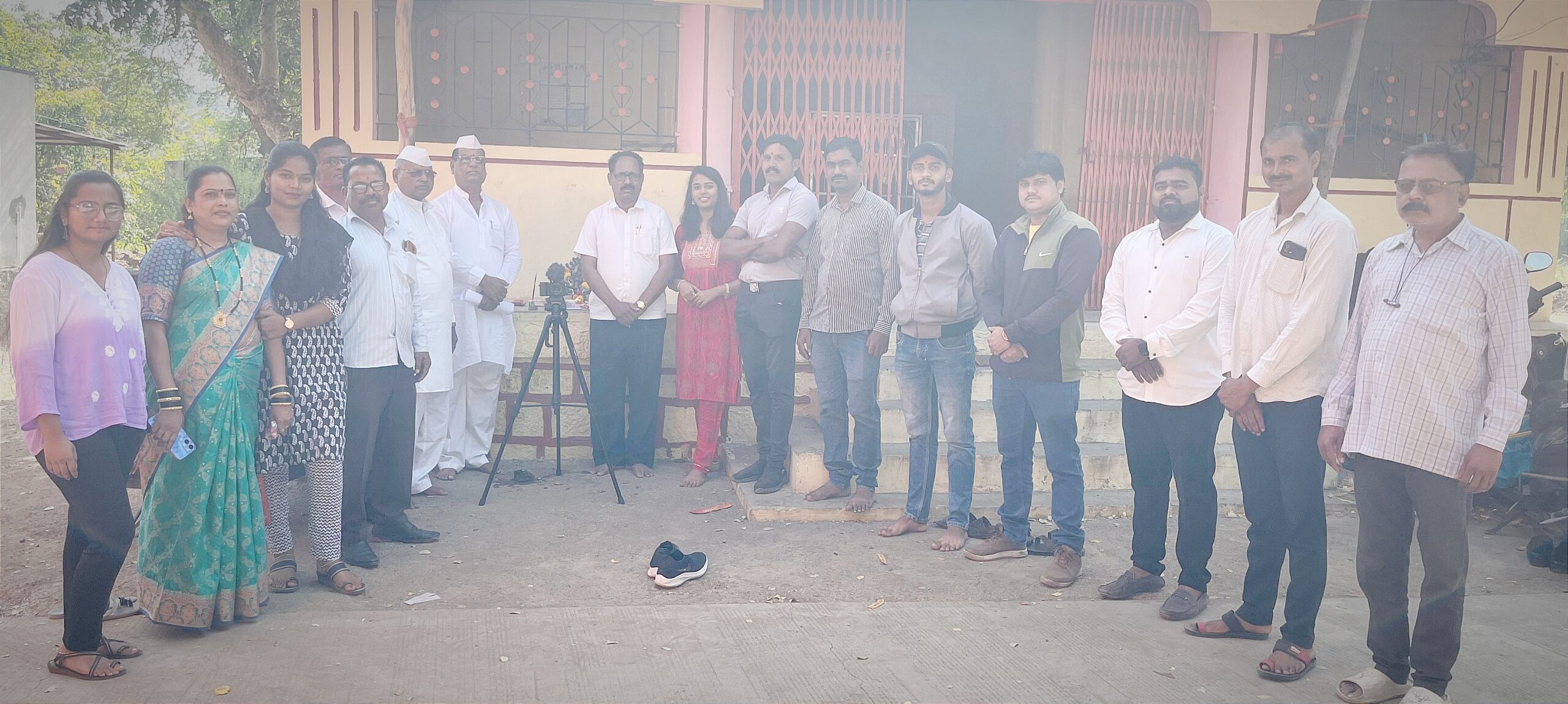Nihshabda:तृप्ती फिल्म प्रोडक्शन शिरूर निर्मित 'निशब्द - एक विलक्षण प्रेमकहाणी' या वेब सिनेमाचं हिंगणी दुमाला येथे शूटिंग यशस्वीपणे पार पडलं. समाजप्रबोधन, नवोदितांना संधी आणि संवेदनशील प्रेमकथन अशा अनेक पैलूंना स्पर्श करणारा हा सिनेमा लवकरच प्रेक्षकांसमोर येणार आहे."