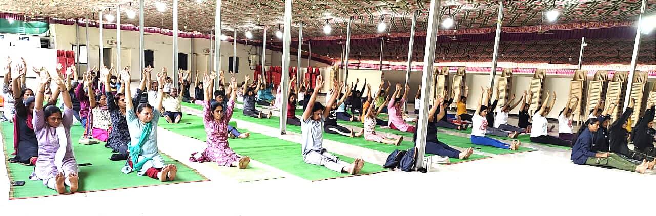 " International Yoga Day 2025:शिरूर शहरात ओन्ली वुमन्स जिम आणि भाजपा महिला आघाडीच्या वतीने आंतरराष्ट्रीय योग दिन 2025 उत्साहात साजरा. योगाचे महत्त्व, प्रात्यक्षिके, आणि मान्यवरांची उपस्थिती यामुळे कार्यक्रम लक्षवेधी ठरला."